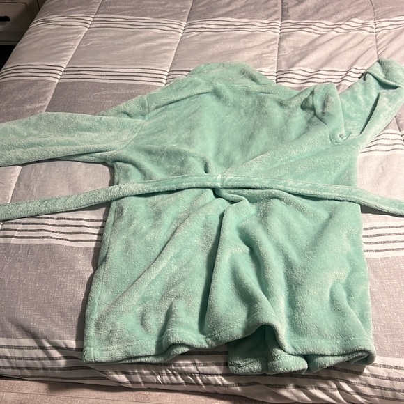 Robe - Picture 2 of 2